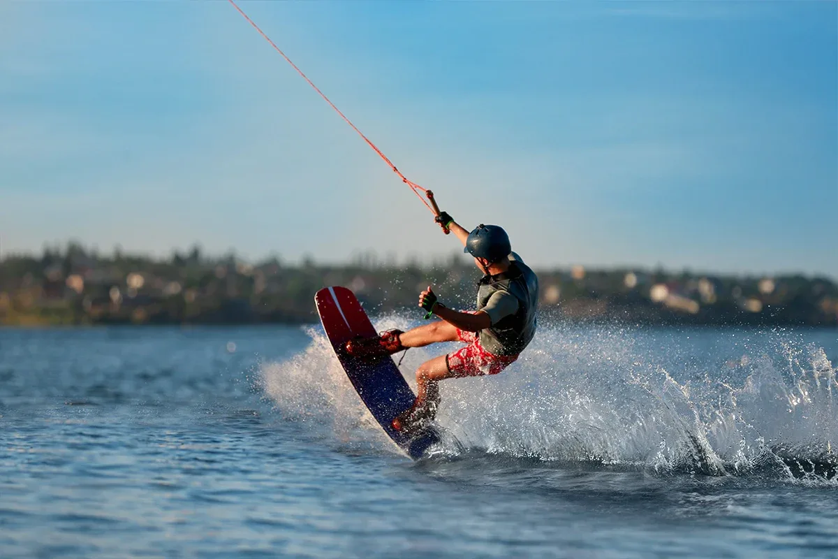 Wakeboarding – na czym polega jego fenomen?